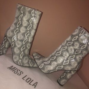 Black & White snake boots